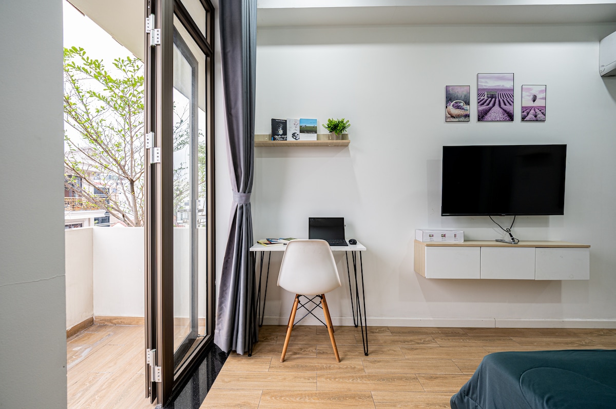 Studio 5.2 interior, photo 3 of 10